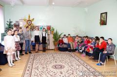 Воспитанники воскресной школы и священники щучинских храмов посетили социальный приют в деревне Лещанка