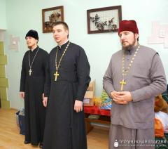 Воспитанники воскресной школы и священники щучинских храмов посетили социальный приют в деревне Лещанка
