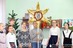 Воспитанники воскресной школы и священники щучинских храмов посетили социальный приют в деревне Лещанка