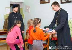 Воспитанники воскресной школы и священники щучинских храмов посетили социальный приют в деревне Лещанка
