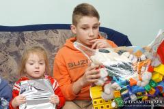 Воспитанники воскресной школы и священники щучинских храмов посетили социальный приют в деревне Лещанка