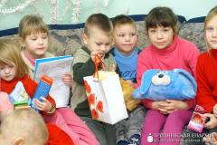 Воспитанники воскресной школы и священники щучинских храмов посетили социальный приют в деревне Лещанка