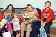 Воспитанники воскресной школы и священники щучинских храмов посетили социальный приют в деревне Лещанка