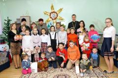Воспитанники воскресной школы и священники щучинских храмов посетили социальный приют в деревне Лещанка