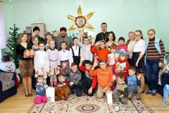 Воспитанники воскресной школы и священники щучинских храмов посетили социальный приют в деревне Лещанка