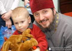 Воспитанники воскресной школы и священники щучинских храмов посетили социальный приют в деревне Лещанка