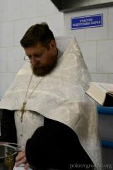 Накануне Крещения священник Покровского собора совершил чин великого освящения воды в цеху розлива минеральной воды в д. Поречье