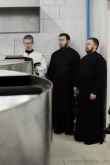 Накануне Крещения священник Покровского собора совершил чин великого освящения воды в цеху розлива минеральной воды в д. Поречье