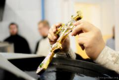 Накануне Крещения священник Покровского собора совершил чин великого освящения воды в цеху розлива минеральной воды в д. Поречье