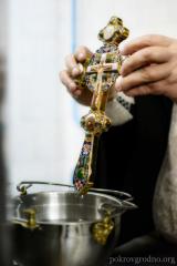 Накануне Крещения священник Покровского собора совершил чин великого освящения воды в цеху розлива минеральной воды в д. Поречье