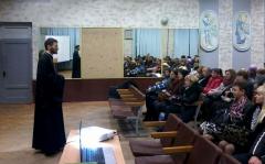 Священник Покровского собора провел беседу с родителями учеников школы №8 