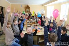 На приходе Святой Троицы поселка Зельва организовали сладкий стол в честь открытия нового здания воскресной школы