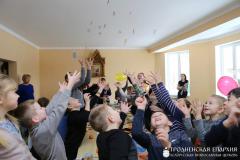 На приходе Святой Троицы поселка Зельва организовали сладкий стол в честь открытия нового здания воскресной школы