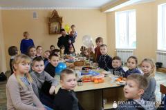На приходе Святой Троицы поселка Зельва организовали сладкий стол в честь открытия нового здания воскресной школы