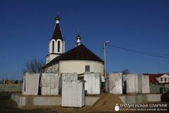 На приходе Святой Троицы поселка Зельва организовали сладкий стол в честь открытия нового здания воскресной школы