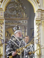 Архиепископ Артемий совершил Литургию Преждеосвященных Даров и освятил памятную доску в храме Святой Троицы поселка Россь