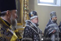 Архиепископ Артемий совершил Литургию Преждеосвященных Даров и освятил памятную доску в храме Святой Троицы поселка Россь