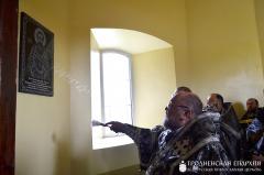 Архиепископ Артемий совершил Литургию Преждеосвященных Даров и освятил памятную доску в храме Святой Троицы поселка Россь