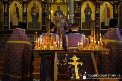 В Неделю Крестопоклонную архиепископ Артемий совершил литургию в кафедральном соборе города Гродно