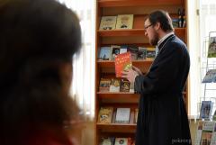 Настоятель Покровского собора представил прихожанам новинки приходской библиотеки