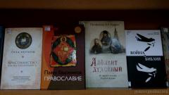 Настоятель Покровского собора представил прихожанам новинки приходской библиотеки