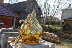 На храм Святого Духа деревни Озеры водрузили новые купола и кресты