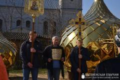На храм Святого Духа деревни Озеры водрузили новые купола и кресты