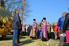 На храм Святого Духа деревни Озеры водрузили новые купола и кресты
