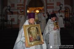 [Обновлено] В Пасхальную ночь архиепископ Артемий возглавил праздничные богослужения в кафедральном соборе города Гродно