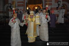 [Обновлено] В Пасхальную ночь архиепископ Артемий возглавил праздничные богослужения в кафедральном соборе города Гродно