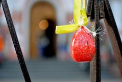 Руководитель иконописной студии "Покров" поделилась с первоклассниками мастерством росписи пасхальных яиц