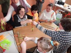 Братчики Покровского собора приготовили вербы и пообщались с "особенной" молодежью