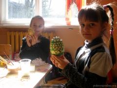 Руководитель иконописной студии "Покров" поделилась с первоклассниками мастерством росписи пасхальных яиц