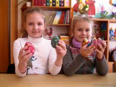 Руководитель иконописной студии "Покров" поделилась с первоклассниками мастерством росписи пасхальных яиц