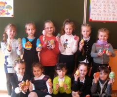 Руководитель иконописной студии "Покров" поделилась с первоклассниками мастерством росписи пасхальных яиц