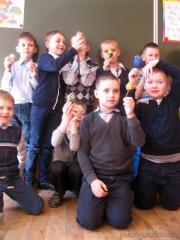 Руководитель иконописной студии "Покров" поделилась с первоклассниками мастерством росписи пасхальных яиц