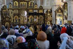 Архиепископ Артемий совершил в Покровском соборе утреню Великого пятка с чтением 12 Страстных Евангелий