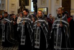 Архиепископ Артемий совершил в Покровском соборе утреню Великого пятка с чтением 12 Страстных Евангелий