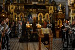 Архиепископ Артемий совершил в Покровском соборе утреню Великого пятка с чтением 12 Страстных Евангелий