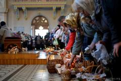 Великая суббота в Покровском соборе: литургия, акция "Велікодная брама" и освящение куличей (фото)