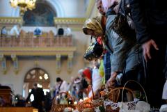 Великая суббота в Покровском соборе: литургия, акция "Велікодная брама" и освящение куличей (фото)