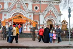 Великая суббота в Покровском соборе: литургия, акция "Велікодная брама" и освящение куличей (фото)