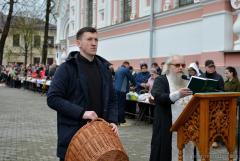 Великая суббота в Покровском соборе: литургия, акция "Велікодная брама" и освящение куличей (фото)