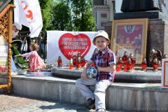 "Свеча памяти" и молебен о защите жизни: у Покровского собора продолжается пролайф-марафон