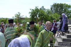 В день Пятидесятницы архиепископ Артемий совершил литургию в храме в честь Святой Троицы поселка Россь