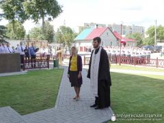 Священник освятил мемориальную доску в городе Волковыске