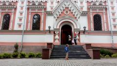 В праздник Успения Пресвятой Богородицы в Покровском соборе отслужили литургию и молебен на начало учебного года