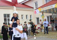 Священник принял участие в линейке в школе поселка Пограничный