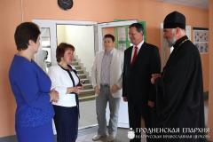 Священник принял участие в линейке в школе поселка Пограничный