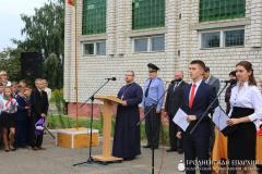 Благочинный Зельвенского округа принял участие в линейках в школах поселка